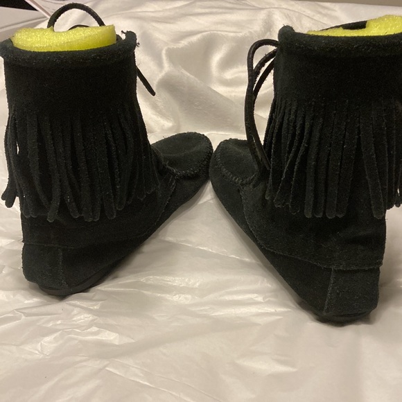 Minnetonka Women’s Mocassin boots - size 4 - Picture 3 of 11